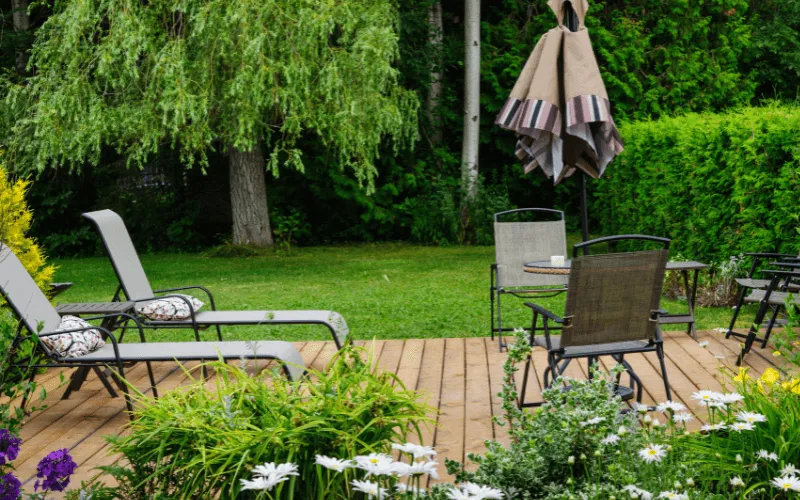 beacutiful-simple-quaint-wood-deck_result